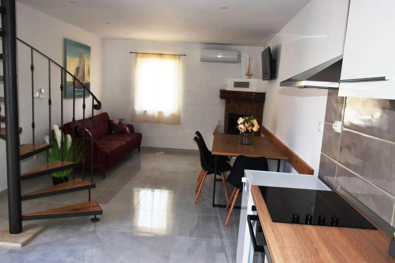 Marta II Your Holiday Home In Seget Center 特罗吉尔