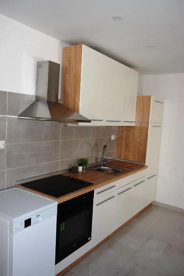 Marta II Your Holiday Home In Seget Center 特罗吉尔